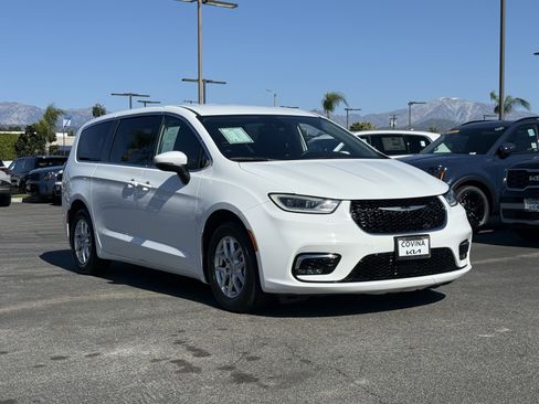 Used 2023 Chrysler Pacifica Touring-L image 2