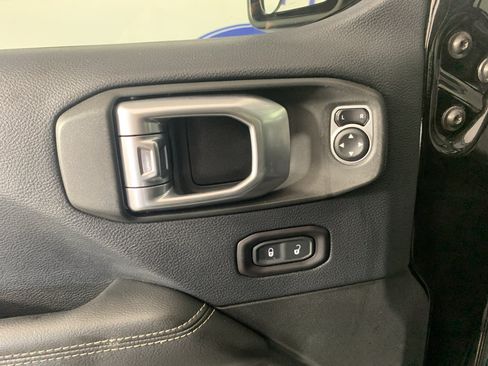 Used 2018 Jeep Wrangler Unlimited Sahara w/ Dual Top Group AWD/4WD image 14