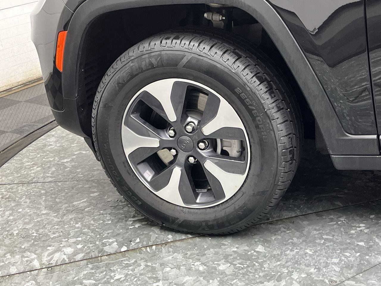 Used 2023 Jeep Grand Cherokee 4WD 4xe image 35