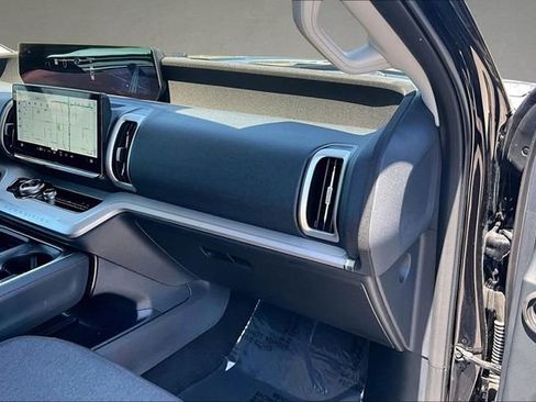Used 2025 Ford Expedition Active RWD image 13