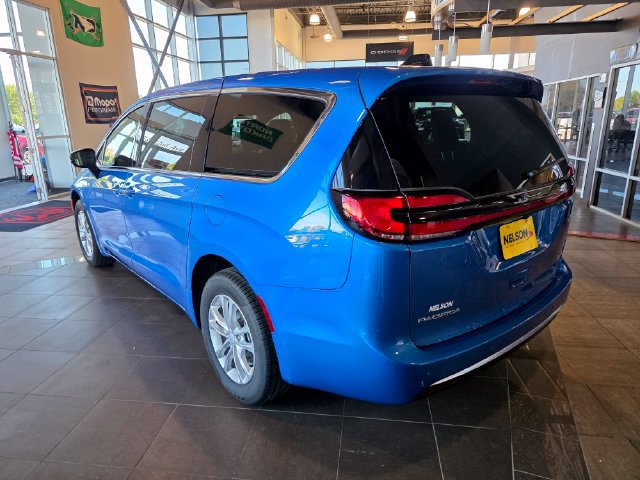New 2027 Chrysler Pacifica Select AWD/4WD image 14