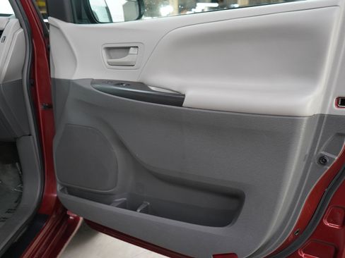 Used 2016 Toyota Sienna L FWD image 9