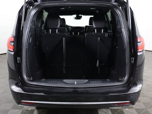 Used 2025 Chrysler Pacifica Select image 16
