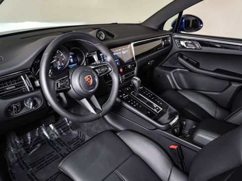 Certified 2026 Porsche Macan AWD/4WD image 4