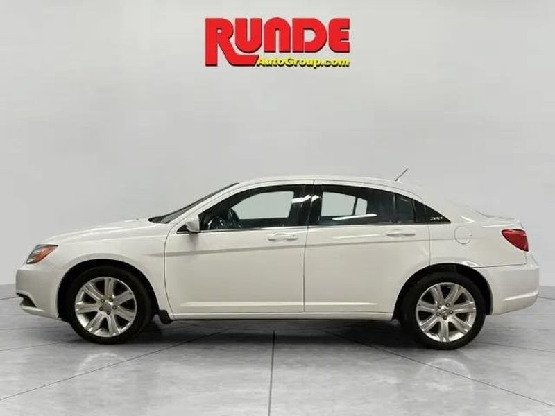 Used 2013 Chrysler 200 Touring FWD image 2