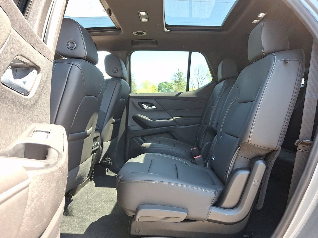Used 2023 Chevrolet Traverse LT w/ LT Premium Package AWD/4WD image 10