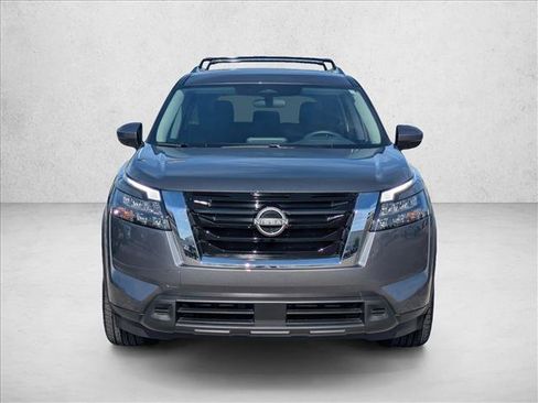 Used 2025 Nissan Pathfinder SV image 2