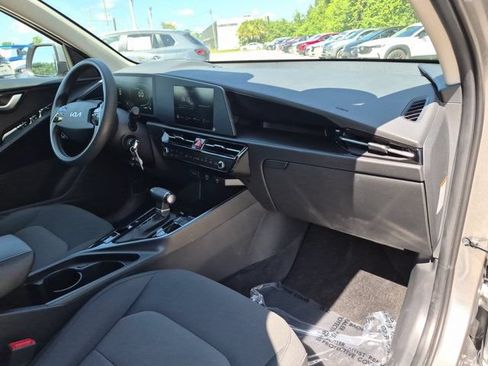 Used 2025 Kia Niro LX FWD image 30