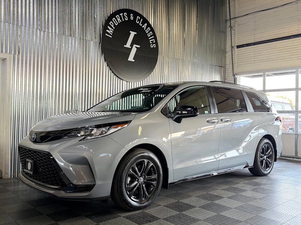 Used 2025 Toyota Sienna XSE AWD/4WD image 1