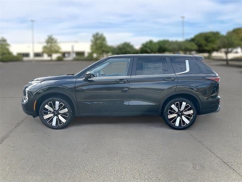 New 2025 Mitsubishi Outlander SE image 4