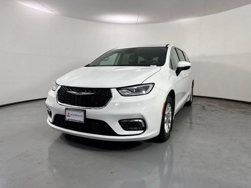 Used 2023 Chrysler Pacifica Touring-L FWD image 2