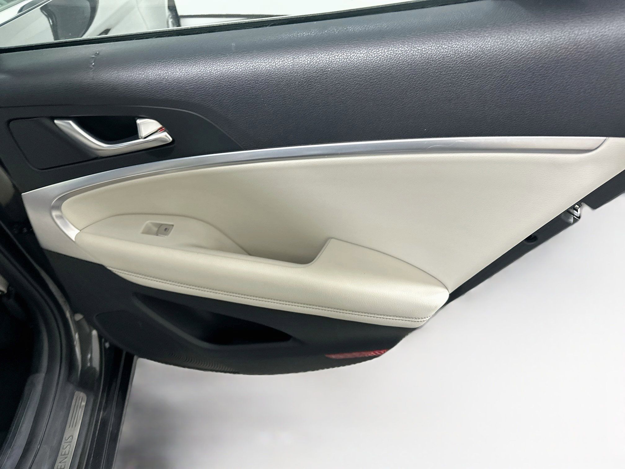 Used 2025 Genesis G70 2.5T RWD image 29
