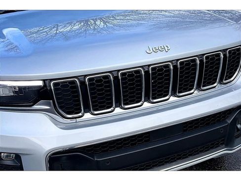 Certified 2024 Jeep Grand Cherokee Overland w/ Luxury Tech Group IV image 32