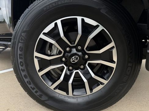 Used 2022 Toyota Tacoma TRD Sport w/ Technology Package image 11