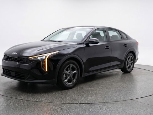 Used 2025 Kia K4 LXS image 2