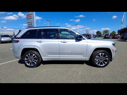 Used 2025 Jeep Grand Cherokee Overland AWD/4WD image 9