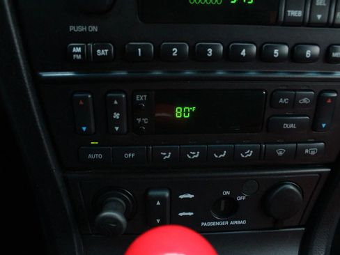 Used 2004 Ford Thunderbird image 26