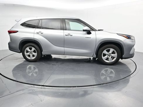 Used 2021 Toyota Highlander LE FWD image 9