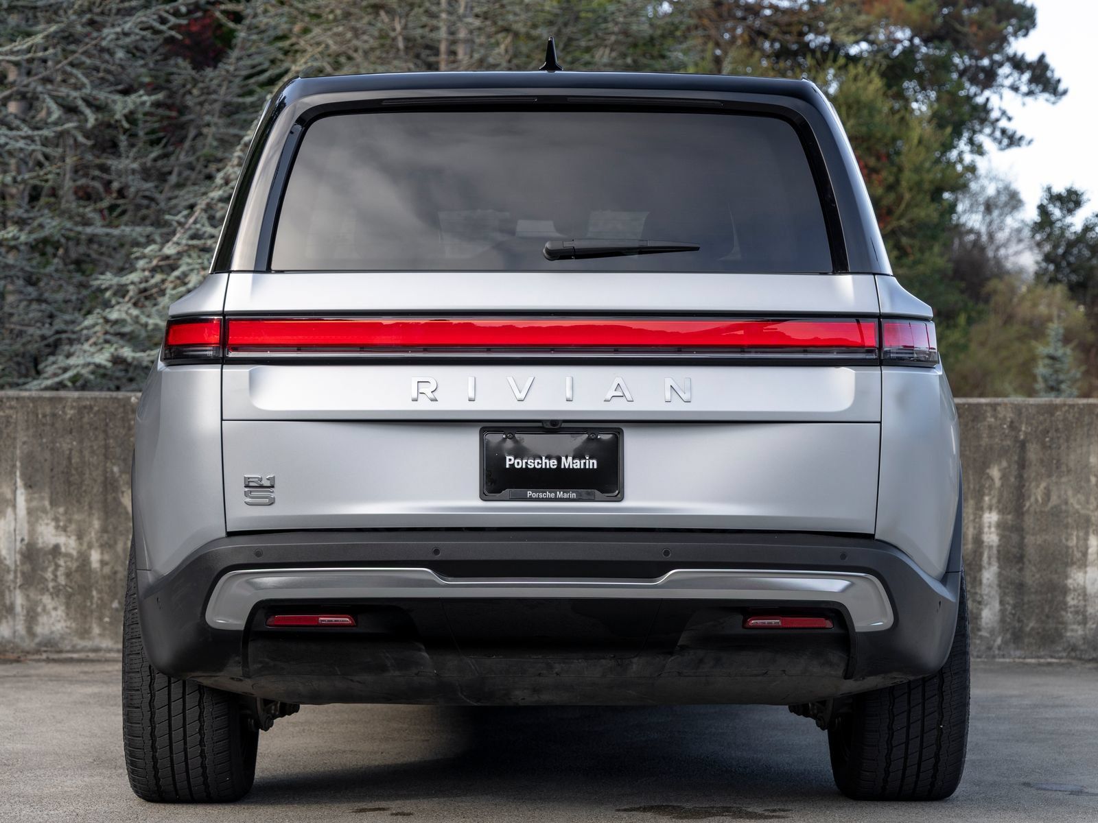 Used 2025 Rivian R1S Adventure Dual AWD/4WD image 10