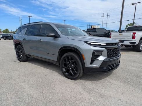 Used 2024 Chevrolet Traverse RS image 2