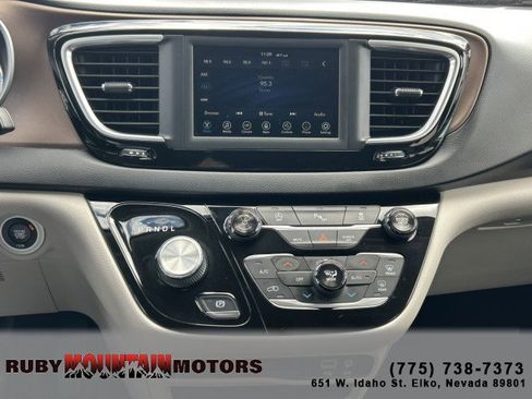 Used 2018 Chrysler Pacifica Touring-L FWD image 17