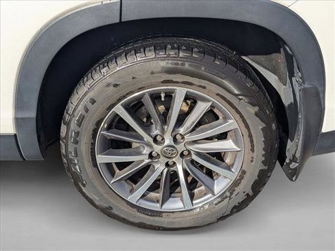 Used 2019 Toyota Highlander XLE image 25
