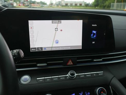 Used 2025 Hyundai Elantra Limited FWD image 3
