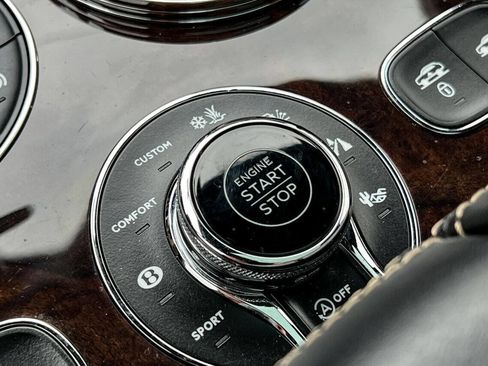 Used 2017 Bentley Bentayga image 32