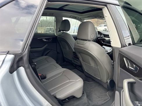 Used 2025 Audi Q8 Premium image 25