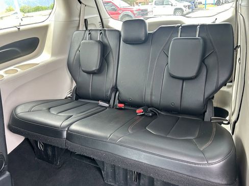 Used 2020 Chrysler Pacifica Touring-L FWD image 31