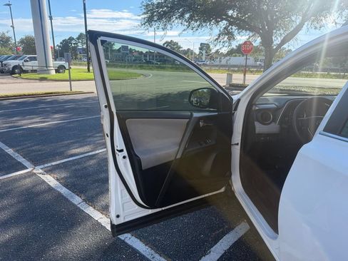 Used 2015 Toyota RAV4 XLE FWD image 9