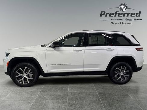 Used 2023 Jeep Grand Cherokee Limited w/ Trailer Tow Prep Group (B) AWD/4WD image 9