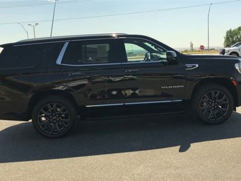 Used 2024 GMC Yukon SLT w/ SLT Premium Package image 9
