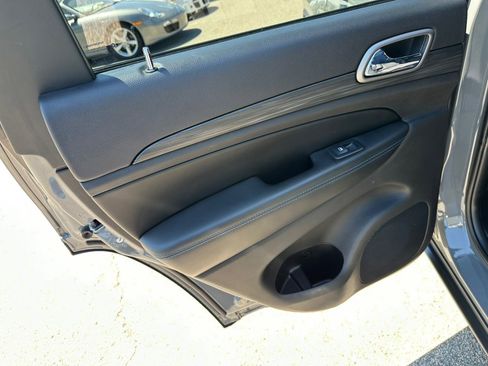 Used 2019 Jeep Grand Cherokee Laredo AWD/4WD image 17