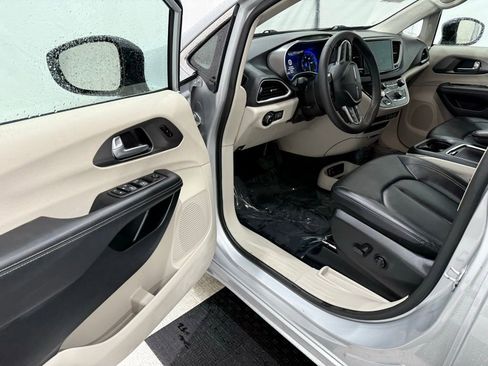 Used 2024 Chrysler Pacifica Touring-L image 30
