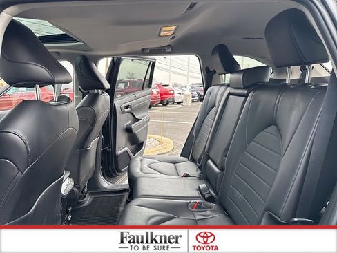 Used 2022 Toyota Highlander XLE image 11