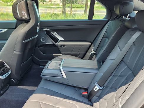 Used 2025 BMW 760i xDrive w/ Executive Package AWD/4WD image 10