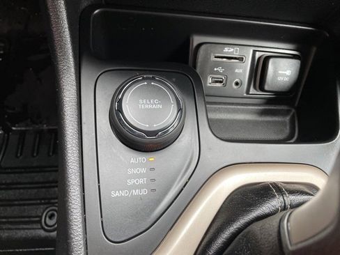 Used 2017 Jeep Cherokee Latitude w/ True North Edition image 23