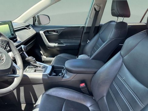 Used 2020 Toyota RAV4 XLE Premium FWD image 16