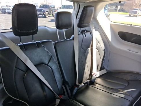 Used 2023 Chrysler Pacifica Limited FWD image 10