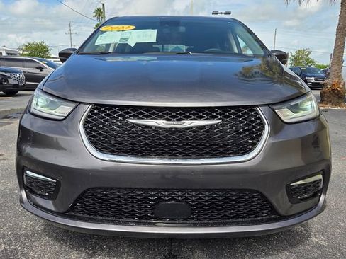 Used 2023 Chrysler Pacifica Touring-L AWD/4WD image 2