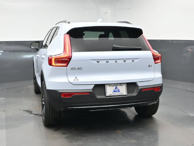 New 2026 Volvo XC40 B4 Core w/ Protection Package Premier FWD image 7