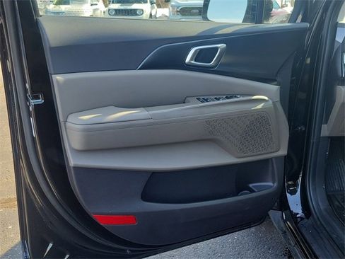 Certified 2025 Kia Carnival image 6