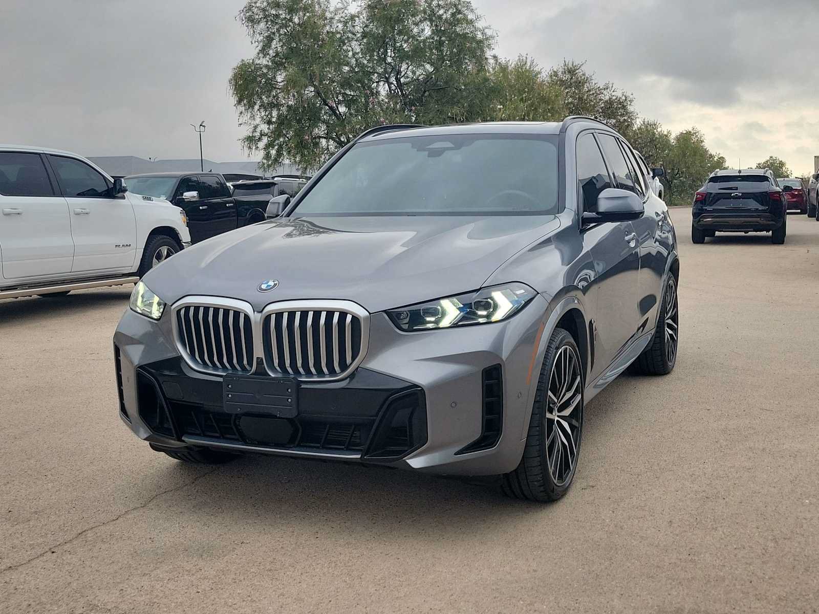 Used 2025 BMW X5 xDrive40i w/ M Sport Package AWD/4WD image 4