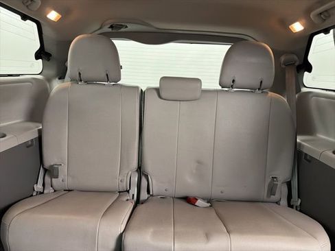 Used 2015 Toyota Sienna XLE image 18
