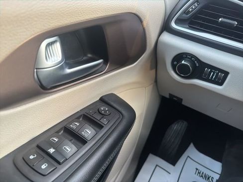Used 2023 Chrysler Voyager LX image 29