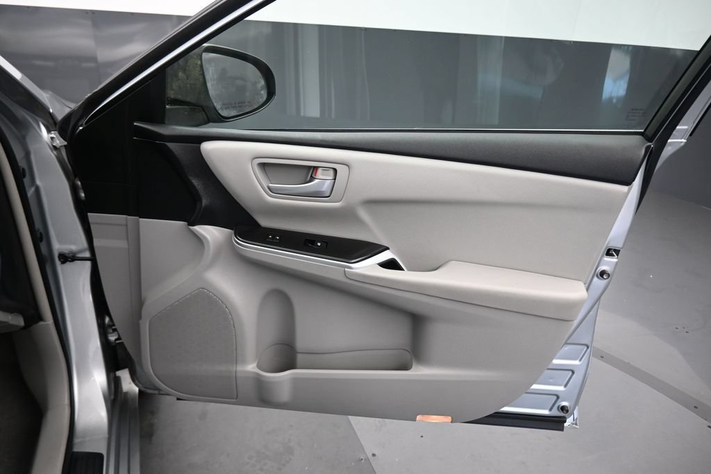 Used 2017 Toyota Camry LE FWD image 37