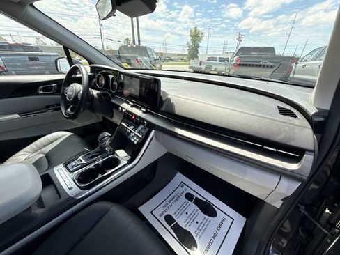 Used 2024 Kia Carnival EX FWD image 27