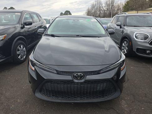 Used 2020 Toyota Corolla LE image 2
