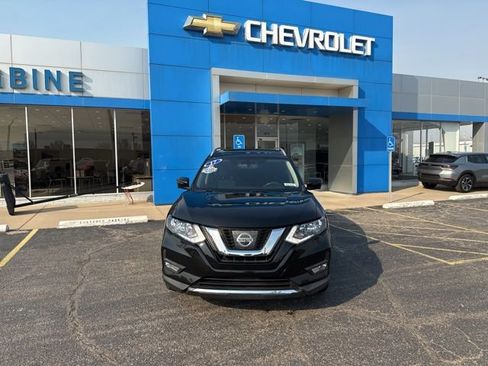 Used 2017 Nissan Rogue SV w/ SV Premium Package image 2